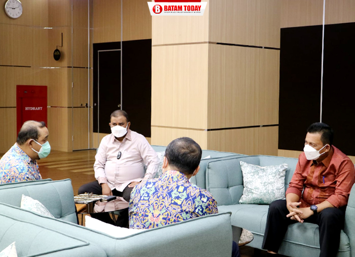 Suasana Pertemuan Gubernur Ansar dengan Direktur Pembangunan Jembatan di Direktorat Jenderal Bina Marga Yudha Handita Jakarta